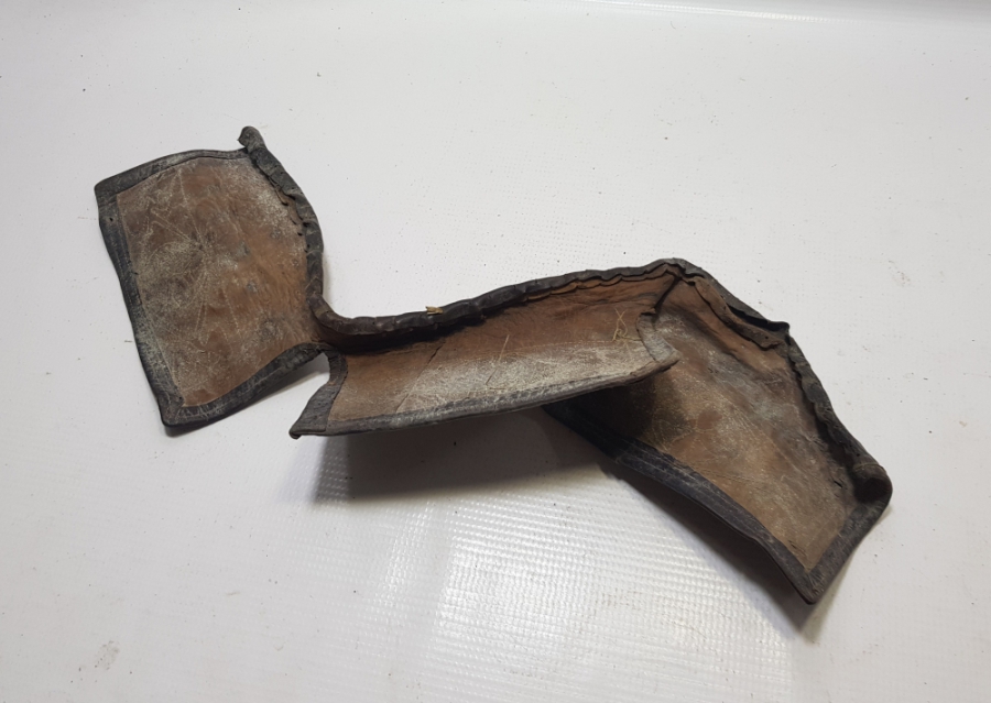 OSMANLI DÖNEMİ ÜZERİ İŞLEMELİ DERİ KÜTÜKLÜK PARÇASI