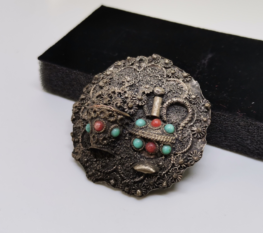 ÜZERİNDE İBRİK VE KOVA FİGÜRÜ BULUNAN KABARTMA İŞÇİLİKLİ METAL APLİK