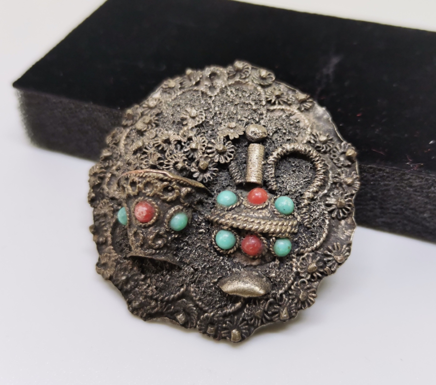 ÜZERİNDE İBRİK VE KOVA FİGÜRÜ BULUNAN KABARTMA İŞÇİLİKLİ METAL APLİK