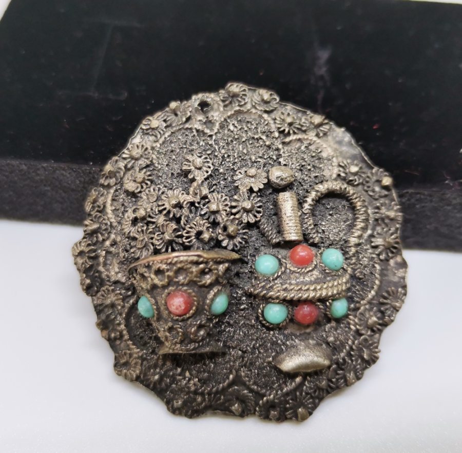 ÜZERİNDE İBRİK VE KOVA FİGÜRÜ BULUNAN KABARTMA İŞÇİLİKLİ METAL APLİK