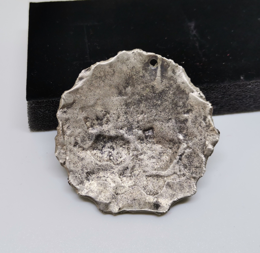 ÜZERİNDE İBRİK VE KOVA FİGÜRÜ BULUNAN KABARTMA İŞÇİLİKLİ METAL APLİK