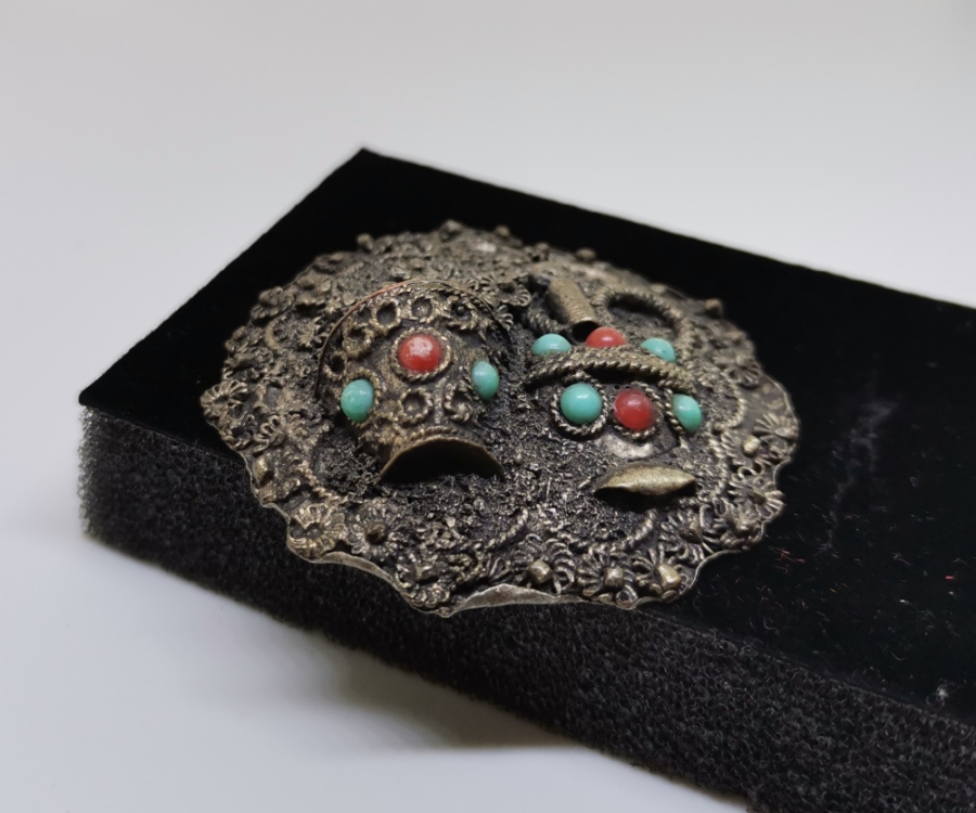 ÜZERİNDE İBRİK VE KOVA FİGÜRÜ BULUNAN KABARTMA İŞÇİLİKLİ METAL APLİK