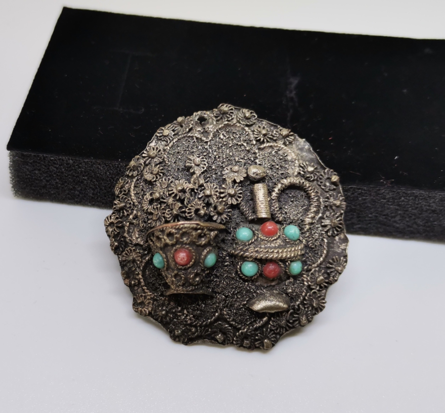 ÜZERİNDE İBRİK VE KOVA FİGÜRÜ BULUNAN KABARTMA İŞÇİLİKLİ METAL APLİK