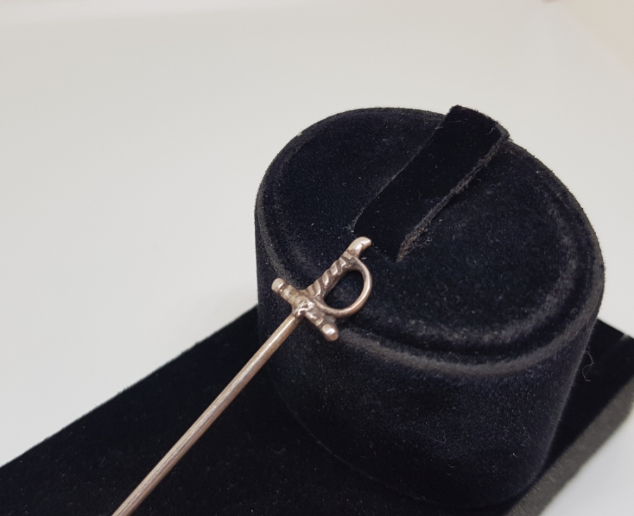 OSMANLI DÖNEMİ KILIÇ FORMUNDA GÜMÜŞ İĞNE