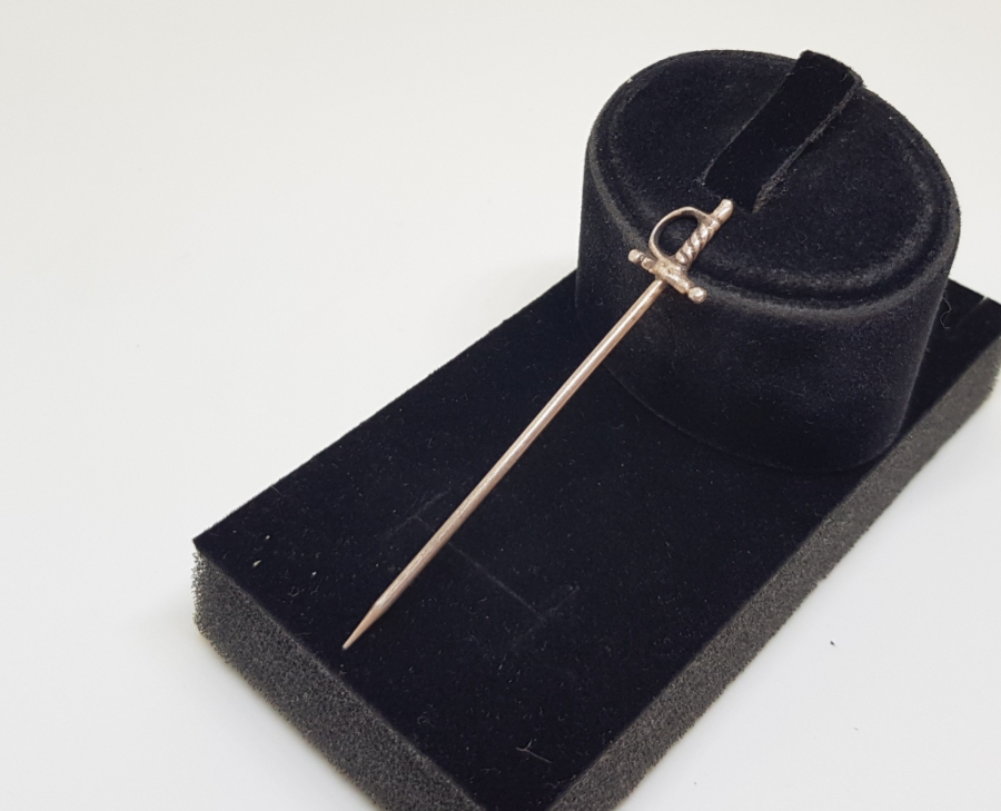 OSMANLI DÖNEMİ KILIÇ FORMUNDA GÜMÜŞ İĞNE