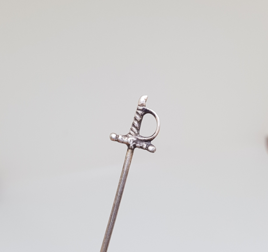 OSMANLI DÖNEMİ KILIÇ FORMUNDA GÜMÜŞ İĞNE