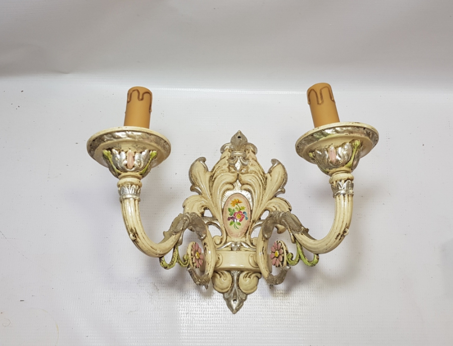 ÜZERİ EL BOYAMA İŞÇİLİKLİ ANTİKA METAL DUVAR LAMBA APLİĞİ