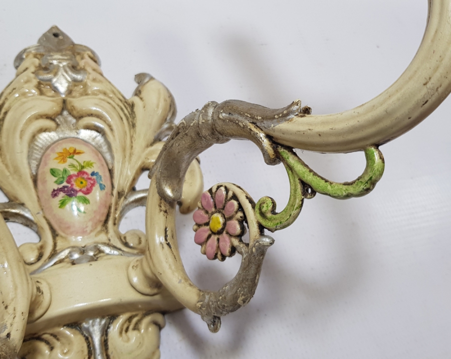 ÜZERİ EL BOYAMA İŞÇİLİKLİ ANTİKA METAL DUVAR LAMBA APLİĞİ