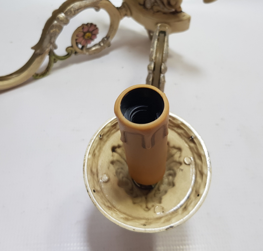 ÜZERİ EL BOYAMA İŞÇİLİKLİ ANTİKA METAL DUVAR LAMBA APLİĞİ