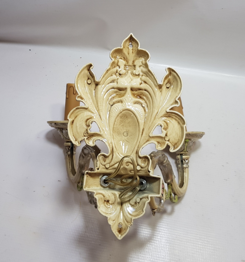 ÜZERİ EL BOYAMA İŞÇİLİKLİ ANTİKA METAL DUVAR LAMBA APLİĞİ