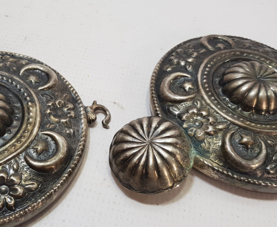 OSMANLI DÖNEMİ KABARTMA İŞÇİLİKLİ VE ÜZERİ AY YILDIZLI GELİN KEMERİ
