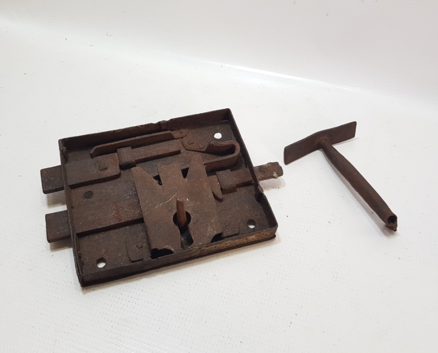 ORİJİNAL ANAHTARIYLA KOÇ BAŞI FİGÜRLÜ TEKKE İŞİ KAPI KİLİDİ