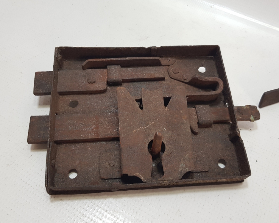 ORİJİNAL ANAHTARIYLA KOÇ BAŞI FİGÜRLÜ TEKKE İŞİ KAPI KİLİDİ