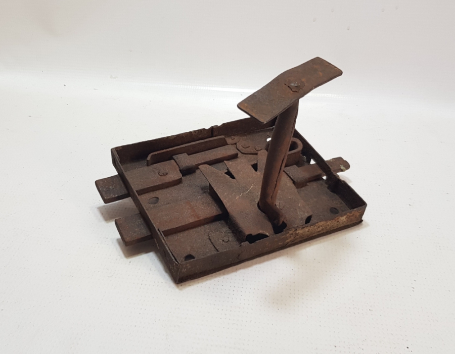 ORİJİNAL ANAHTARIYLA KOÇ BAŞI FİGÜRLÜ TEKKE İŞİ KAPI KİLİDİ