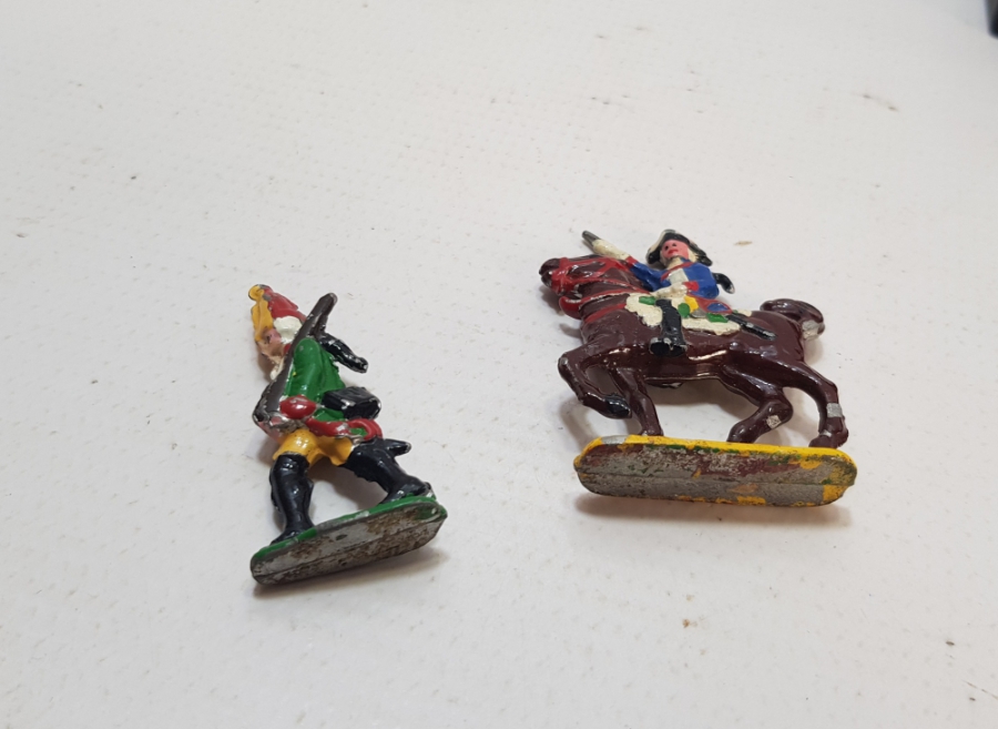 EL BOYAMA İKİ ADET ANTİKA KURŞUN ASKER