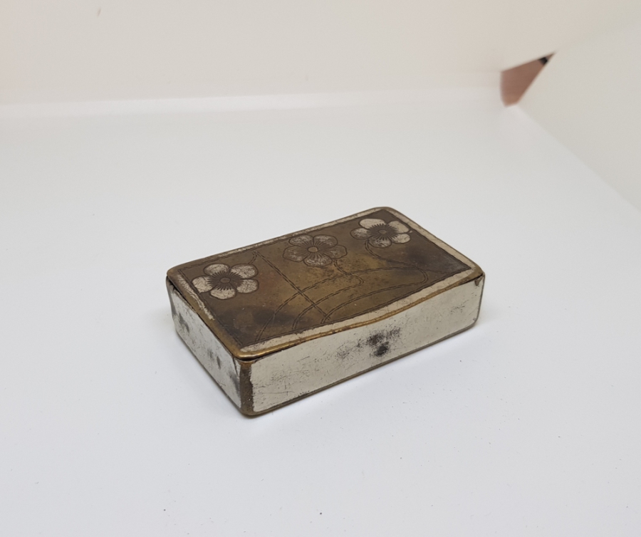 ÜZERİ İŞLEMELİ OSMANLI DÖNEMİ ZENNE TÜTÜN TABAKASI