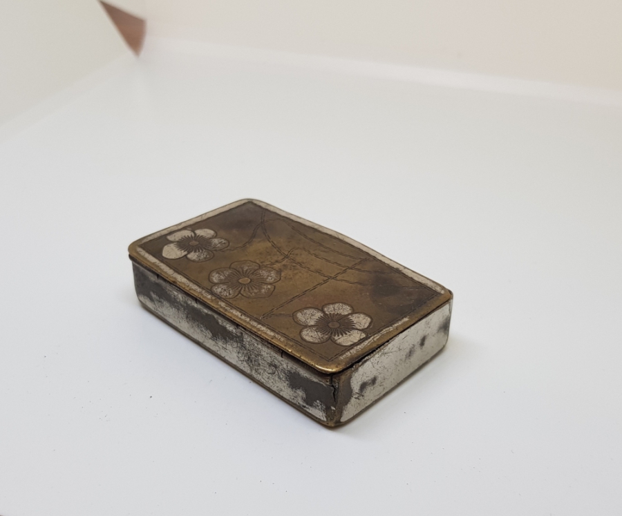 ÜZERİ İŞLEMELİ OSMANLI DÖNEMİ ZENNE TÜTÜN TABAKASI