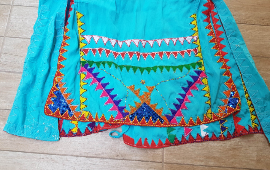 ÜZERİ OPAL BONCUKLARLA SÜSLÜ ANTİKA TÜRKMEN İŞİ NADİR ÜÇ ETEK