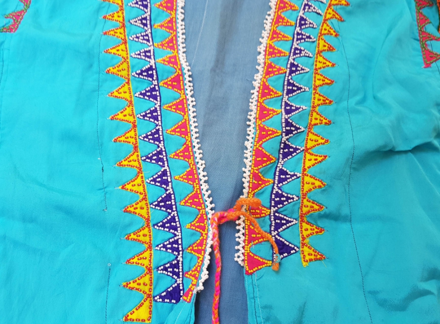 ÜZERİ OPAL BONCUKLARLA SÜSLÜ ANTİKA TÜRKMEN İŞİ NADİR ÜÇ ETEK