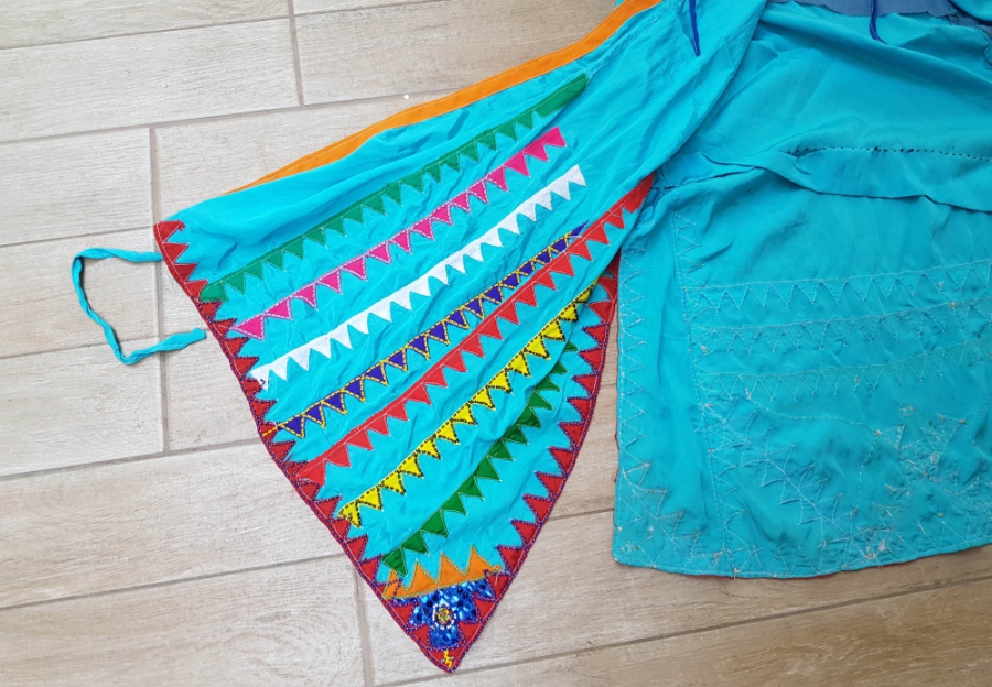 ÜZERİ OPAL BONCUKLARLA SÜSLÜ ANTİKA TÜRKMEN İŞİ NADİR ÜÇ ETEK