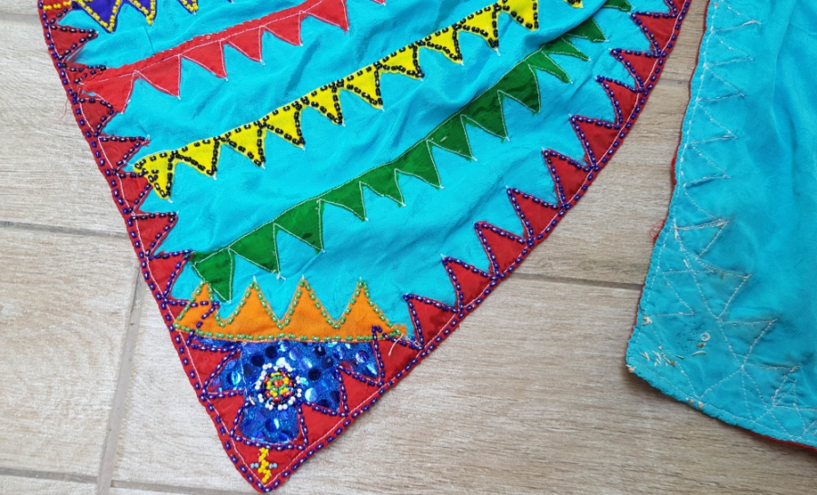 ÜZERİ OPAL BONCUKLARLA SÜSLÜ ANTİKA TÜRKMEN İŞİ NADİR ÜÇ ETEK