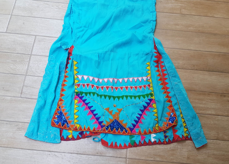 ÜZERİ OPAL BONCUKLARLA SÜSLÜ ANTİKA TÜRKMEN İŞİ NADİR ÜÇ ETEK