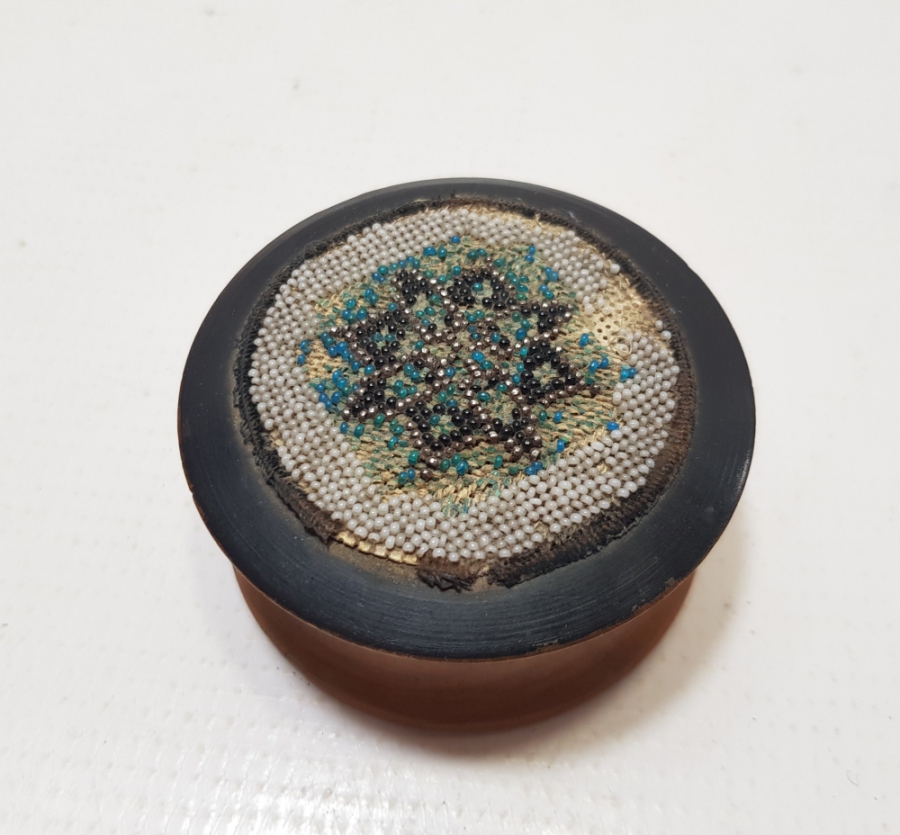 NADİR FORMDA ÜZERİ OPAL BONCUKLU KAPAKLI BERBER PAMUKLUĞU