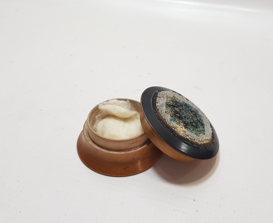 NADİR FORMDA ÜZERİ OPAL BONCUKLU KAPAKLI BERBER PAMUKLUĞU