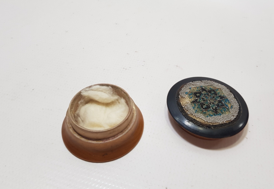 NADİR FORMDA ÜZERİ OPAL BONCUKLU KAPAKLI BERBER PAMUKLUĞU