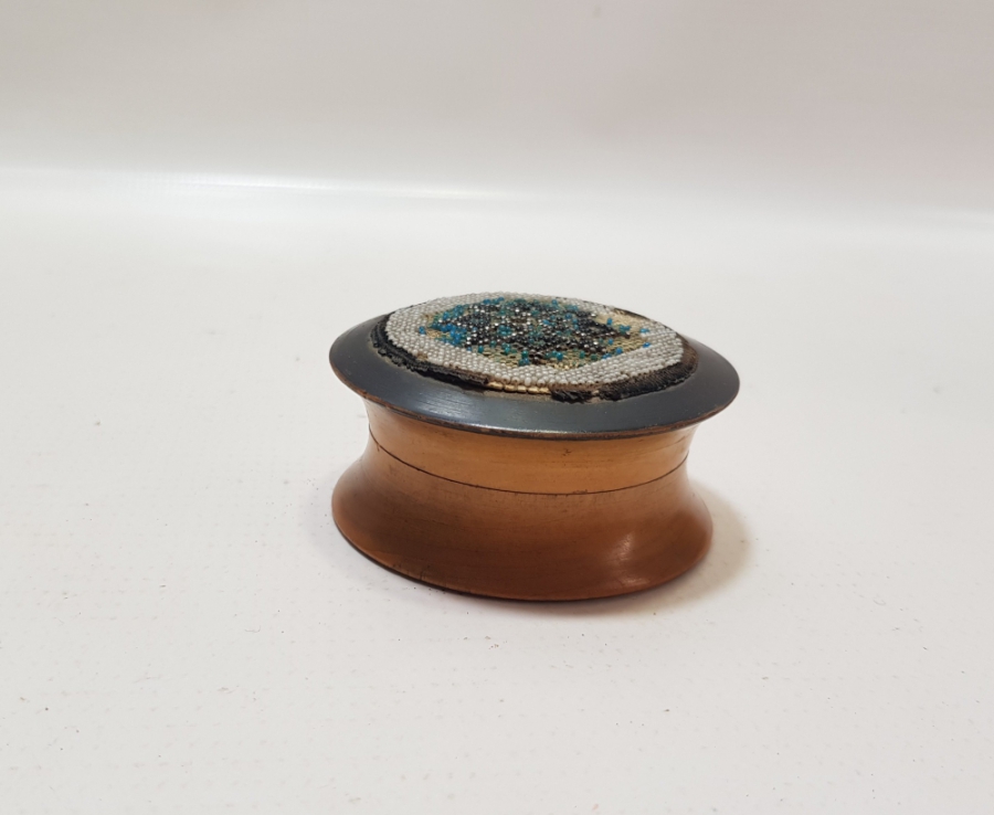 NADİR FORMDA ÜZERİ OPAL BONCUKLU KAPAKLI BERBER PAMUKLUĞU