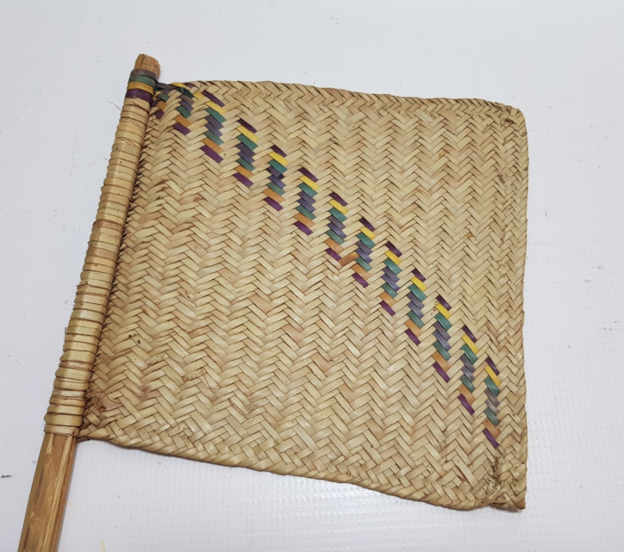 OSMANLI DÖNEMİ NADİR FORMDA HURMA YAPRAĞINDAN YAPILMIŞ ÇOK NADİR SÜRRE ALAYLARI KÖK BOYALI YELPAZE