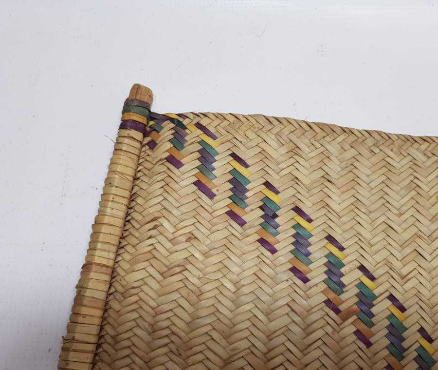 OSMANLI DÖNEMİ NADİR FORMDA HURMA YAPRAĞINDAN YAPILMIŞ ÇOK NADİR SÜRRE ALAYLARI KÖK BOYALI YELPAZE