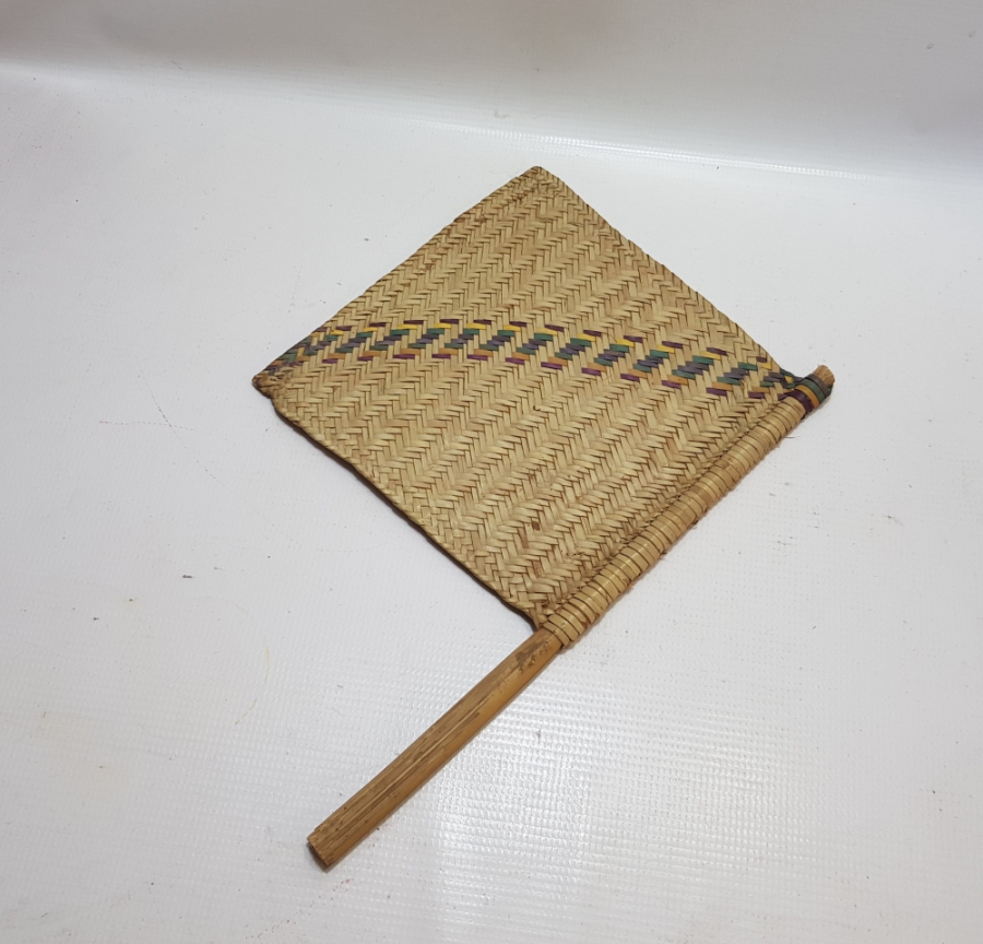 OSMANLI DÖNEMİ NADİR FORMDA HURMA YAPRAĞINDAN YAPILMIŞ ÇOK NADİR SÜRRE ALAYLARI KÖK BOYALI YELPAZE