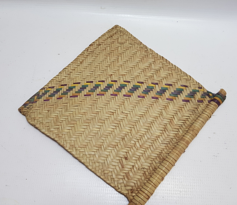 OSMANLI DÖNEMİ NADİR FORMDA HURMA YAPRAĞINDAN YAPILMIŞ ÇOK NADİR SÜRRE ALAYLARI KÖK BOYALI YELPAZE