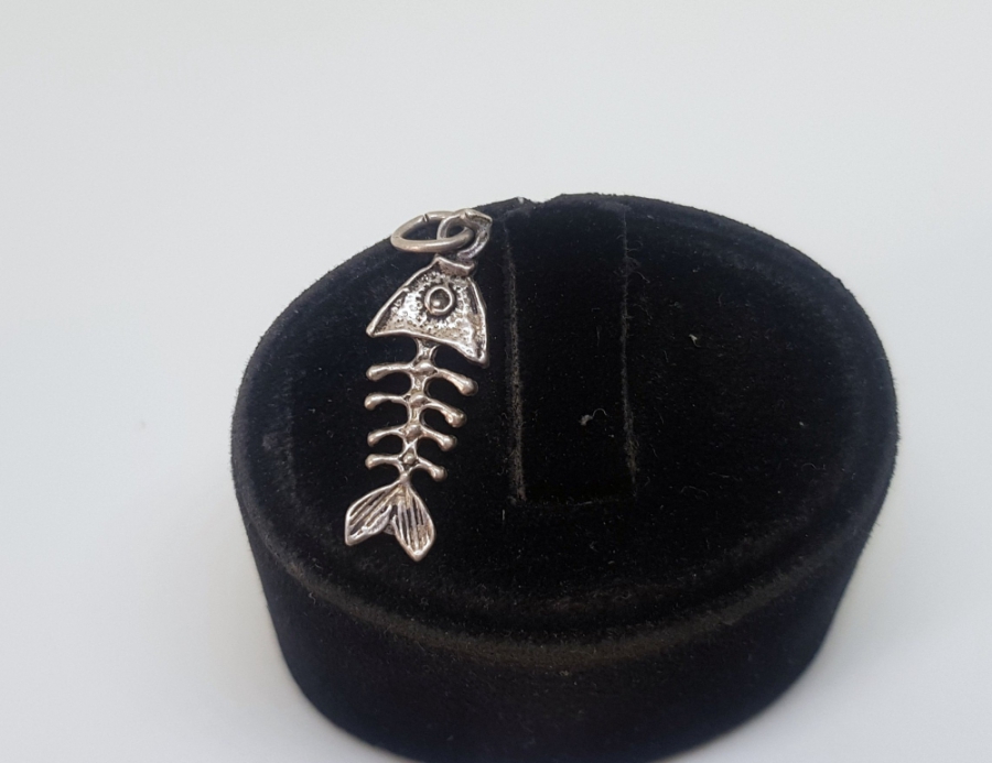 BALIK İSKELETİ FORMUNDA GÜMÜŞ KOLYE UCU