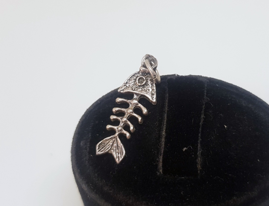 BALIK İSKELETİ FORMUNDA GÜMÜŞ KOLYE UCU