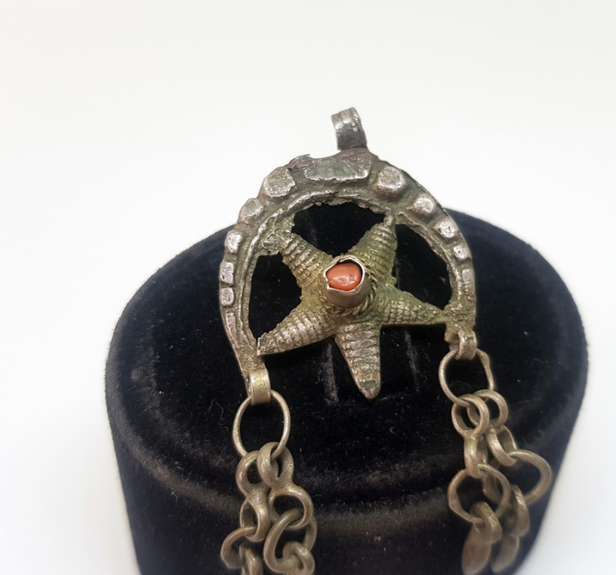 OSMANLI DÖNEMİ AY YILDIZLI VE MERCAN TAŞLI GÜMÜŞ FES SÜSÜ