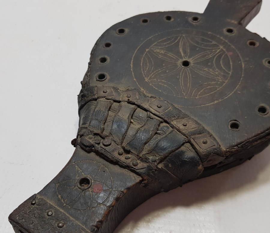 OSMANLI DÖNEMİ ÜZERİ İŞLEMELİ NADİR AHŞAP KUYUMCU KÖRÜĞÜ