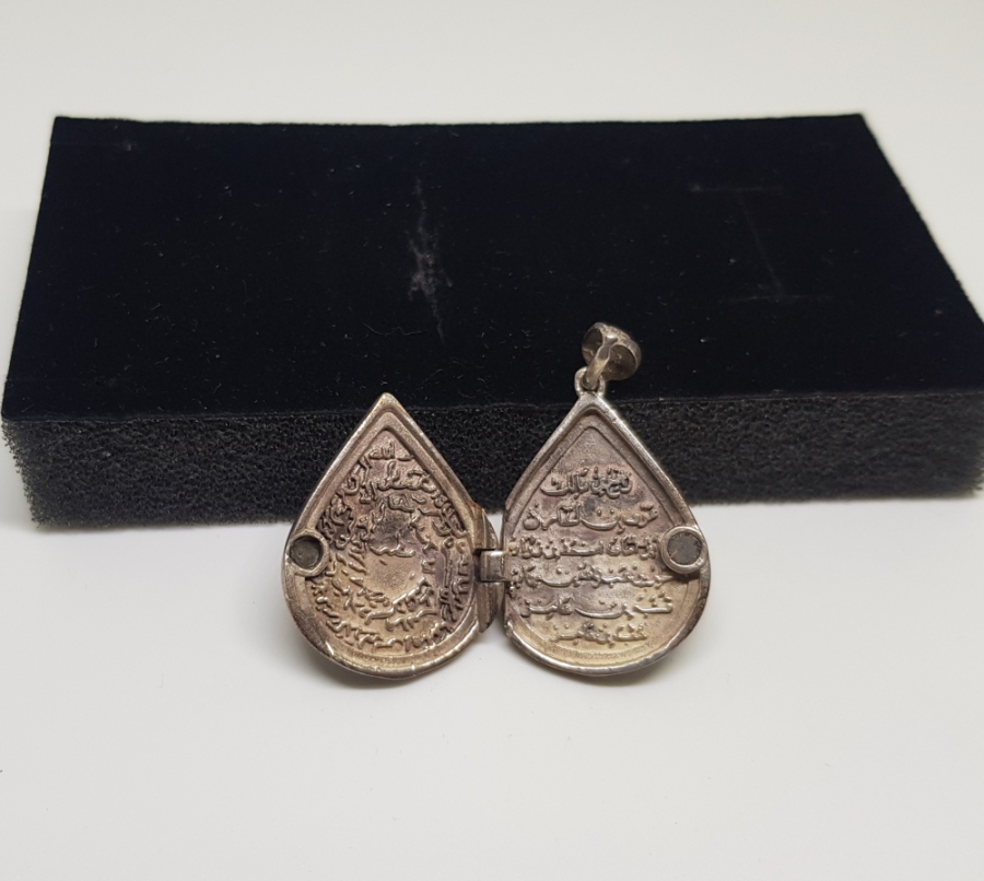 İÇİNDE AYET-EL KURSİ DUASI BULUNAN ÖZEL YAPIM ARMUDİ GÜMÜŞ KAPAKLI FORMDA KOLYE UCU