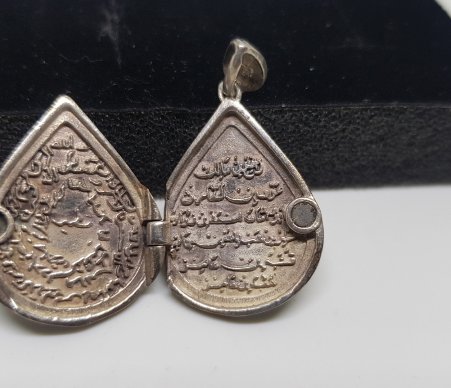 İÇİNDE AYET-EL KURSİ DUASI BULUNAN ÖZEL YAPIM ARMUDİ GÜMÜŞ KAPAKLI FORMDA KOLYE UCU