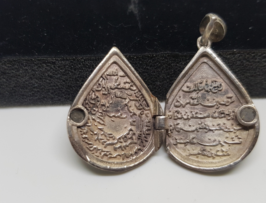 İÇİNDE AYET-EL KURSİ DUASI BULUNAN ÖZEL YAPIM ARMUDİ GÜMÜŞ KAPAKLI FORMDA KOLYE UCU