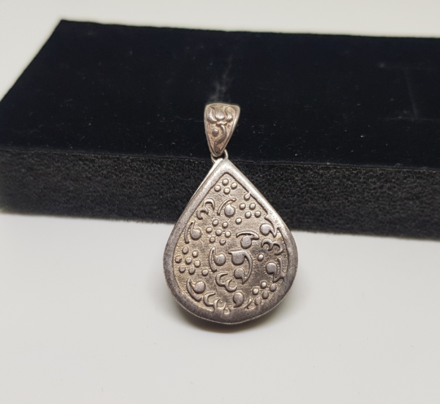 İÇİNDE AYET-EL KURSİ DUASI BULUNAN ÖZEL YAPIM ARMUDİ GÜMÜŞ KAPAKLI FORMDA KOLYE UCU