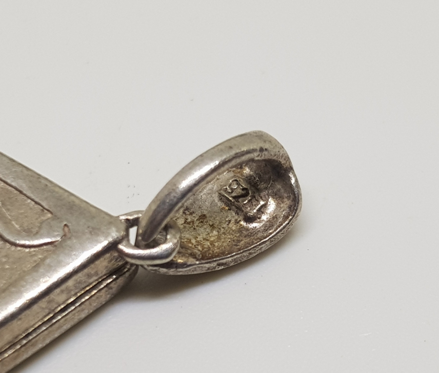 İÇİNDE AYET-EL KURSİ DUASI BULUNAN ÖZEL YAPIM ARMUDİ GÜMÜŞ KAPAKLI FORMDA KOLYE UCU