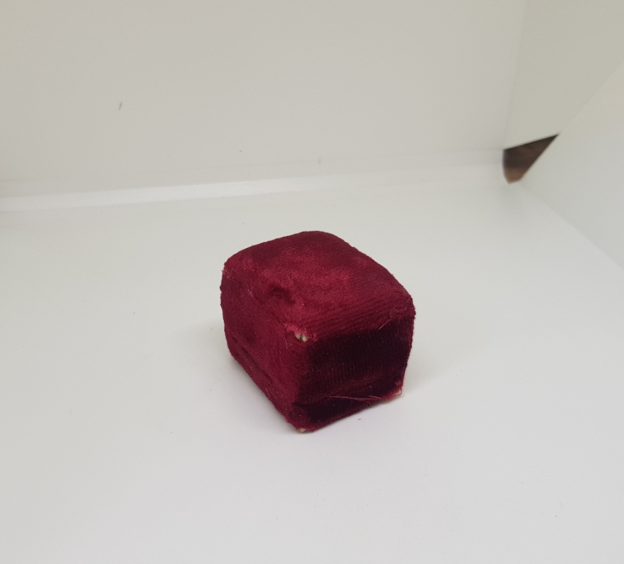 ORİJİNAL KUTUSUNDA ANTİKA YEDİTAŞ MODEL PIRLANTA TAŞLI YÜZÜK