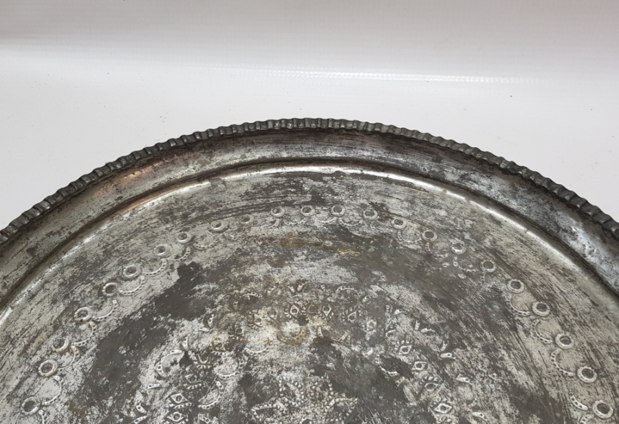 ÜZERİ İŞLEMELİ VE USTA DAMGALI OSMANLI DÖNEMİ BAKIR KAHVE TEPSİSİ