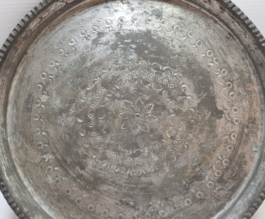 ÜZERİ İŞLEMELİ VE USTA DAMGALI OSMANLI DÖNEMİ BAKIR KAHVE TEPSİSİ