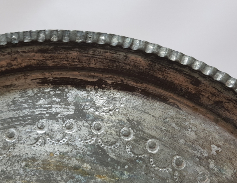 ÜZERİ İŞLEMELİ VE USTA DAMGALI OSMANLI DÖNEMİ BAKIR KAHVE TEPSİSİ