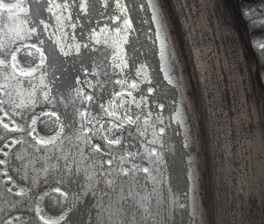 ÜZERİ İŞLEMELİ VE USTA DAMGALI OSMANLI DÖNEMİ BAKIR KAHVE TEPSİSİ