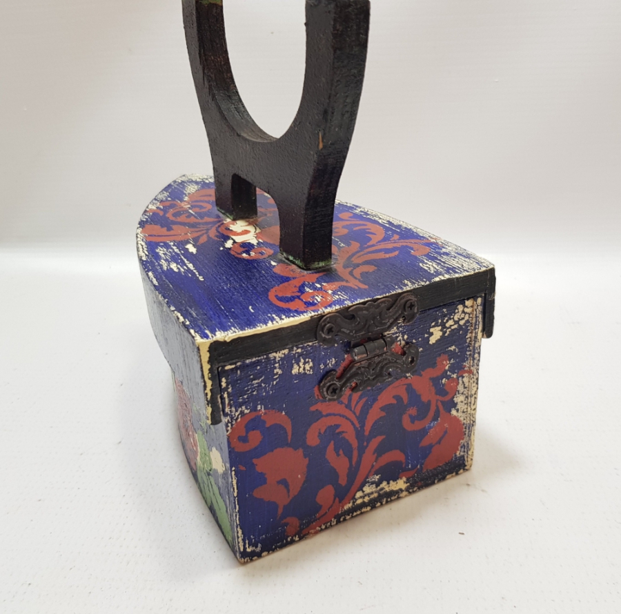 KÖMÜRLÜ ÜTÜ FORMUNDA YAPILMIŞ ANTİKA AHŞAP KAPAKLI KUTU