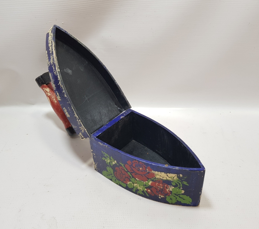 KÖMÜRLÜ ÜTÜ FORMUNDA YAPILMIŞ ANTİKA AHŞAP KAPAKLI KUTU